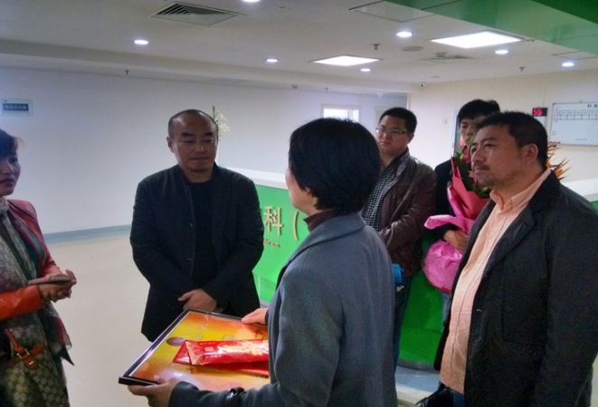 公司領(lǐng)導(dǎo)看望病重員工張建國(guó)